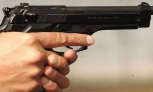 पत्नी ने प्रेमी के साथ मिलकर पति की पत्थर से कुचलकर हत्या की, दो आरोपी गिरफ्तार पत्नी ने प्रेमी के साथ मिलकर पति की पत्थर से कुचलकर हत्या की, दो आरोपी गिरफ्तार