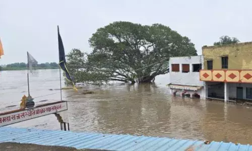 गोदावरी नदी में बाढ़, कई मंदिर हुए जलमग्न, कुछ गांवों का संपर्क जिले से टूटा गोदावरी नदी में बाढ़, कई मंदिर हुए जलमग्न, कुछ गांवों का संपर्क जिले से टूटा