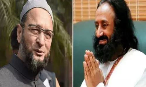 गृहयुद्ध की धमकी देने वाला अब कर रहा शांति की बात, श्रीश्री रविशंकर पर ओवैसी ने साधा निशाना