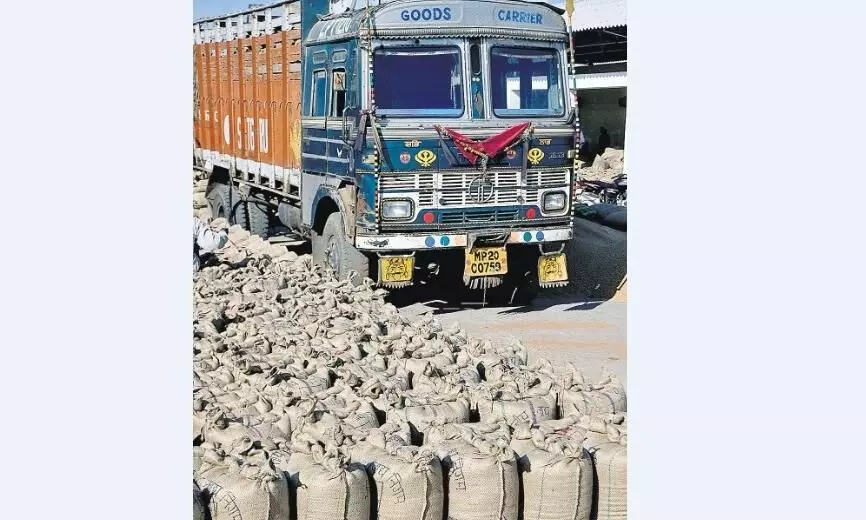 सूखत के नाम पर भी गोदामों से गायब हो रही धान, शासन को लगा रहे चूना सूखत के नाम पर भी गोदामों से गायब हो रही धान, शासन को लगा रहे चूना