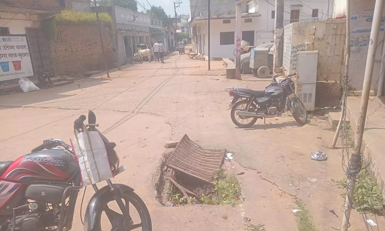 सड़क में नाली का चैम्बर टूटने से हो सकता है हादसा सड़क में नाली का चैम्बर टूटने से हो सकता है हादसा