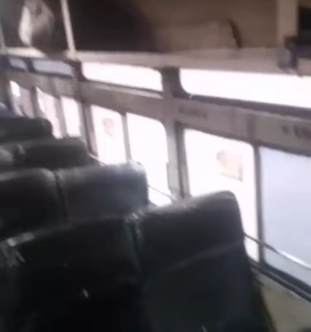 मुसीबत का सफर - एसटी की बस में पानी की बौछार, यात्रियों को खोलना पड़ा छाता मुसीबत का सफर - एसटी की बस में पानी की बौछार, यात्रियों को खोलना पड़ा छाता