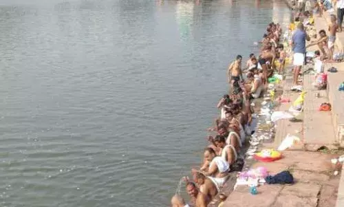 धरम सागर तालाब में पितृपक्ष के दौरान तर्पण करने पहुंचे रहे लोग धरम सागर तालाब में पितृपक्ष के दौरान तर्पण करने पहुंचे रहे लोग