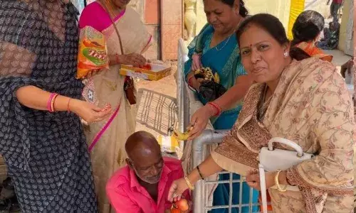 आल इंडिया लीनेस टाइगर सफारी क्लब ने जरूतमंदों को वितरित किए फल आल इंडिया लीनेस टाइगर सफारी क्लब ने जरूतमंदों को वितरित किए फल