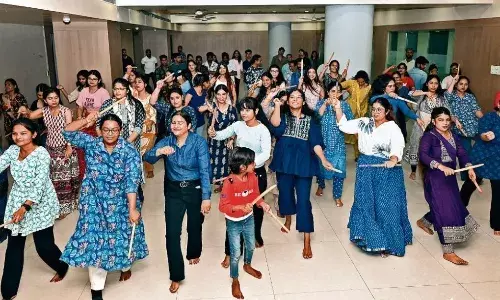 दिनों दिन बढ़ता ही जा रहा उत्साह, गुजरात के रंगों में रंगने के लिए तैयार हैं सभी दिनों दिन बढ़ता ही जा रहा उत्साह, गुजरात के रंगों में रंगने के लिए तैयार हैं सभी