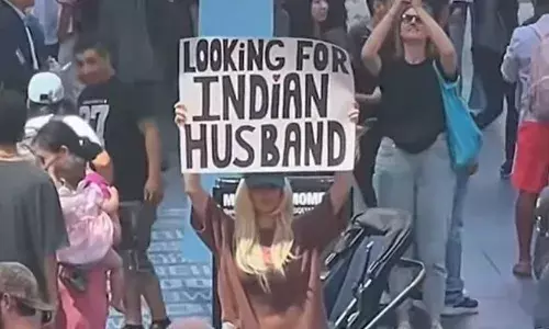 विदेशी महिला ने भीड़-भाड़ वाली जगह पर खड़े होकर बताई अपनी अलग डिमांड, भारतीय लड़कों की चमक गई किस्मत