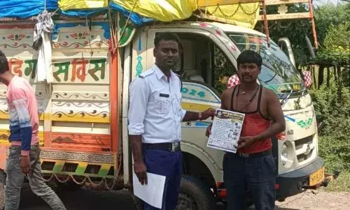 शराब के नशे में वाहन चलाने वाले दो ट्रक चालकों पर यातायात पुलिस ने की कार्रवाई