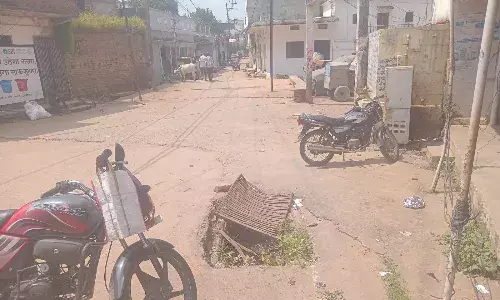 सड़क में नाली का चैम्बर टूटने से हो सकता है हादसा