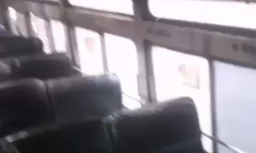 मुसीबत का सफर - एसटी की बस में पानी की बौछार, यात्रियों को खोलना पड़ा छाता मुसीबत का सफर - एसटी की बस में पानी की बौछार, यात्रियों को खोलना पड़ा छाता