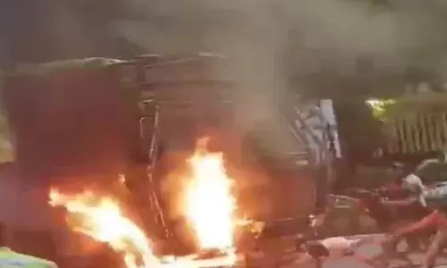 एयरपोर्ट रोड पर तेज रफ्तार ट्रक ने एक दर्जन से ज्यादा लोगों को रौंदा, 2 की मौत, कई घायल, CM मोहन यादव ने घटना पर जताया शोक एयरपोर्ट रोड पर तेज रफ्तार ट्रक ने एक दर्जन से ज्यादा लोगों को रौंदा, 2 की मौत, कई घायल, CM मोहन यादव ने घटना पर जताया शोक