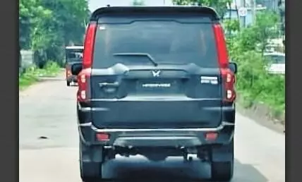फुल रफ्तार से दौड़ती और पार्किंग में भी दिखीं काली फिल्म की कारें फुल रफ्तार से दौड़ती और पार्किंग में भी दिखीं काली फिल्म की कारें