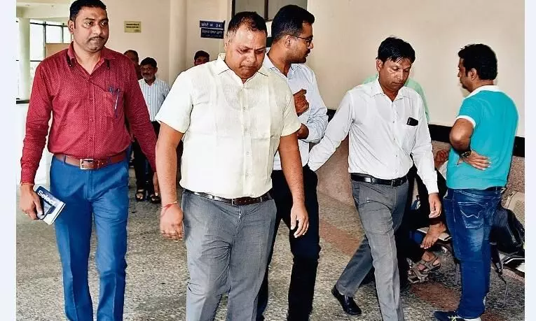 रिश्वत लेते हुए पकड़े गए एमईएस के तीन अधिकारियों व ठेकेदार को भेजा गया जेल रिश्वत लेते हुए पकड़े गए एमईएस के तीन अधिकारियों व ठेकेदार को भेजा गया जेल