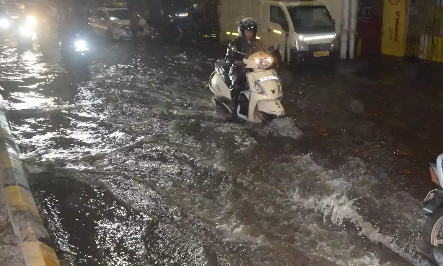 ढाई घंटे की धुआंधार बारिश से नागपुर की सड़कों में आई बाढ़