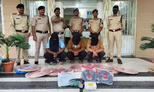 दो चोरियों का खुलासा...सगे भाइयों की गैंग लगा रही थी सेंध, तीन गिरफ्तार दो चोरियों का खुलासा...सगे भाइयों की गैंग लगा रही थी सेंध, तीन गिरफ्तार