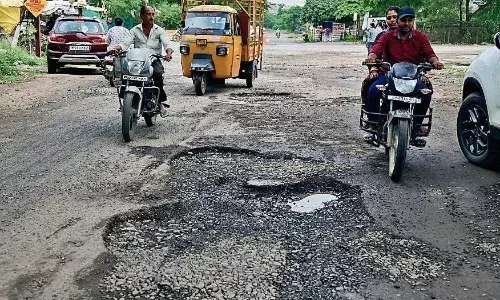 गड्ढों में तब्दील हो गईं शहर की सड़कें नवरात्र पर श्रद्धालु कैसे करेंगे देवी दर्शन गड्ढों में तब्दील हो गईं शहर की सड़कें नवरात्र पर श्रद्धालु कैसे करेंगे देवी दर्शन