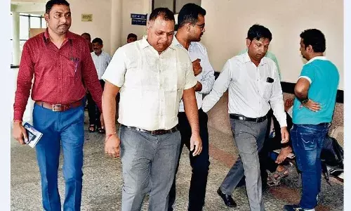 रिश्वत लेते हुए पकड़े गए एमईएस के तीन अधिकारियों व ठेकेदार को भेजा गया जेल रिश्वत लेते हुए पकड़े गए एमईएस के तीन अधिकारियों व ठेकेदार को भेजा गया जेल