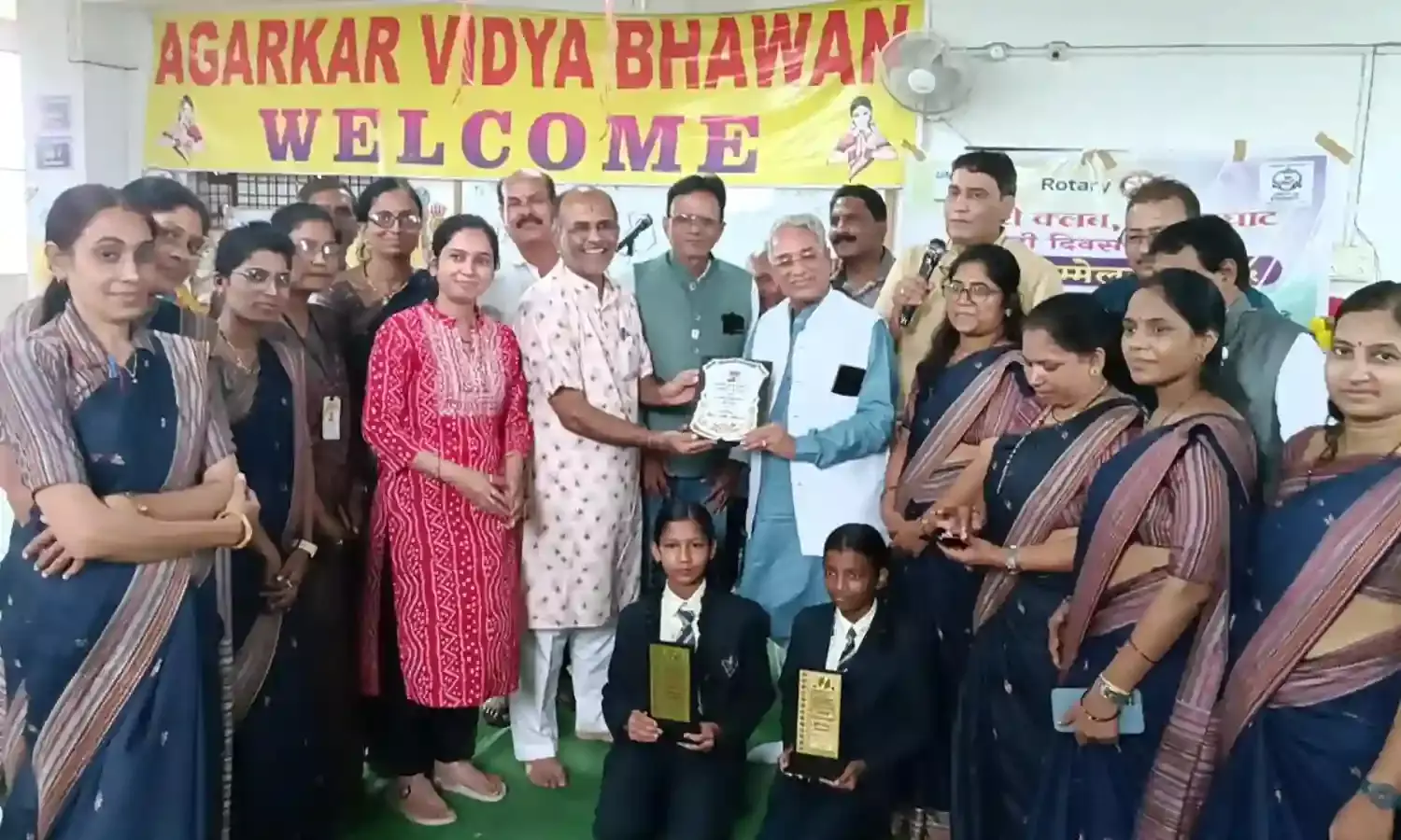 हिंदी दिवस को समर्पित कवि सम्मेलन, कविताओं और ग़ज़लों से गूंजा भवन