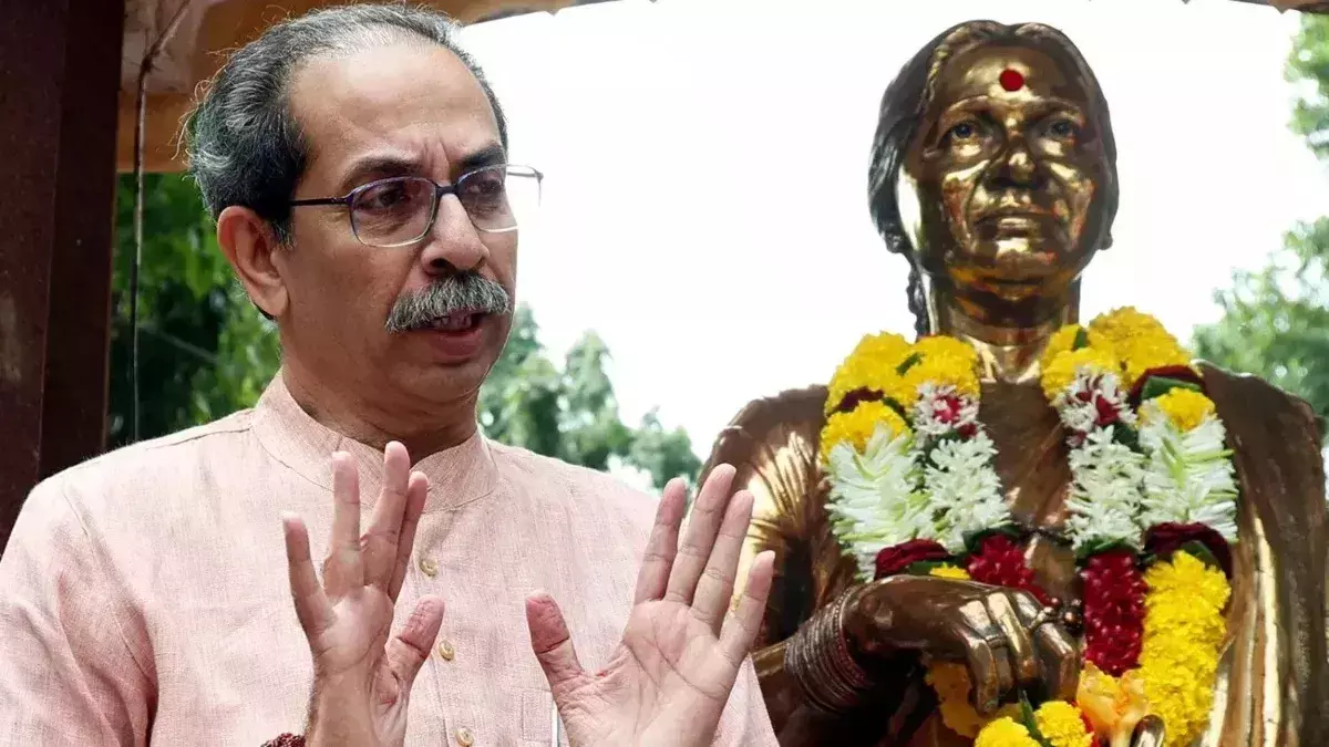 मीनाताई ठाकरे के पुतले पर रंग फेंकने की घटना पर सियासत गरम, उद्धव और राज भड़के