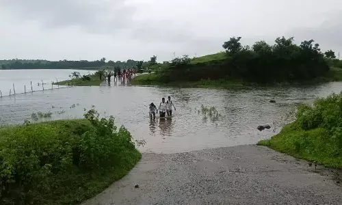 कोड़ामऊ जलाशय लबालब बैक वाटर में डूबा रपटा, आधा दर्जन गांवों का रास्ता बंद कोड़ामऊ जलाशय लबालब बैक वाटर में डूबा रपटा, आधा दर्जन गांवों का रास्ता बंद