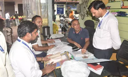 ड्राई फ्रूट्स कारोबार से जुड़े तारवानी ग्रुप समेत 5 फर्मों में स्टेट जीएसटी की दबिश ड्राई फ्रूट्स कारोबार से जुड़े तारवानी ग्रुप समेत 5 फर्मों में स्टेट जीएसटी की दबिश