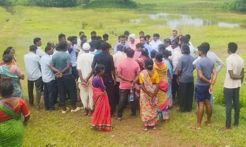 श्मशान भूमि पर अतिक्रमण, विरोध में ग्रामीण बैठे सड़क पर