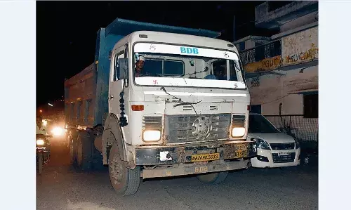 शहर में भी नो एंट्री टाइम में बेखौफ दौड़ रहे हाइवा, ट्रक शहर में भी नो एंट्री टाइम में बेखौफ दौड़ रहे हाइवा, ट्रक