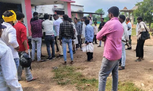 नायब तहसीलदार कोर्ट में नामांतरण पेशी करने पहुंचे व्यक्ति को परिवार के लोगों ने घसीटकर मारा नायब तहसीलदार कोर्ट में नामांतरण पेशी करने पहुंचे व्यक्ति को परिवार के लोगों ने घसीटकर मारा