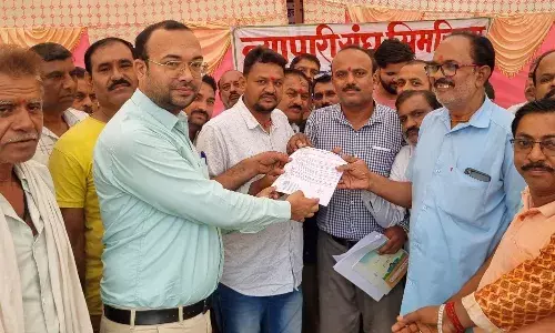 सड़क निर्माण को लेकर किया जा रहा चिन्हांकन, चौडाई में विसंगति को लेकर व्यापारियों ने किया प्रदर्शन सड़क निर्माण को लेकर किया जा रहा चिन्हांकन, चौडाई में विसंगति को लेकर व्यापारियों ने किया प्रदर्शन