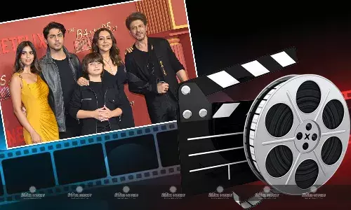 बैड्स ऑफ बॉलीवुड की स्क्रिनिंग में लगा सितारों का मेला, माधुरी दीक्षित से लेकर शाहरुख खान तक ने लूटी लाइम लाइट बैड्स ऑफ बॉलीवुड की स्क्रिनिंग में लगा सितारों का मेला, माधुरी दीक्षित से लेकर शाहरुख खान तक ने लूटी लाइम लाइट