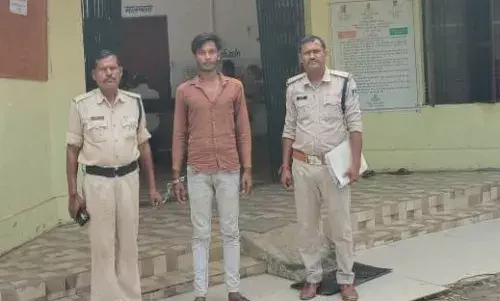 15 हजार के नशीले सिरप के साथ आरोपी गिरफ्तार 15 हजार के नशीले सिरप के साथ आरोपी गिरफ्तार