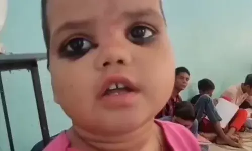 होमवर्क नहीं करके ले गई थी बच्ची तो टीचर ने डाटा, फिर बोली कुछ ऐसा कि सुनकर टीचर को आ गई हंसी, देखें वायरल वीडियो