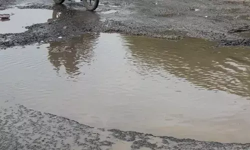 भोपाल राजधानी में सड़कें गड्ढों में हो रही तब्दील, राहगीर बड़े हादसे का हो सकते हैं शिकार