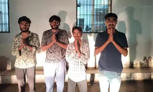 गार्ड से अड़ीबाजी और कॉलेज में शराबखोरी पर 4 बंदी गार्ड से अड़ीबाजी और कॉलेज में शराबखोरी पर 4 बंदी
