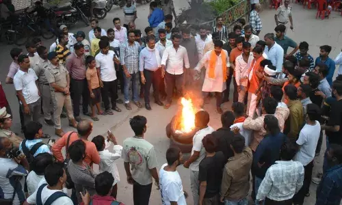 अवैध मांस दुकानों के खिलाफ सड़क पर उतरा विहिप अवैध मांस दुकानों के खिलाफ सड़क पर उतरा विहिप