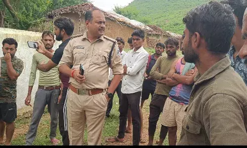 शासकीय प्राथमिक शाला नयागांव करही की बाउंड्री वॉल में लिखी अभद्र टिप्पणी