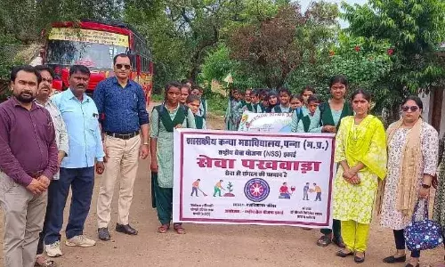 कन्या महाविद्यालय की एनएसएस छात्राओं ने गोद ग्राम लक्ष्मीपुर में निकाली स्वच्छता रैली कन्या महाविद्यालय की एनएसएस छात्राओं ने गोद ग्राम लक्ष्मीपुर में निकाली स्वच्छता रैली