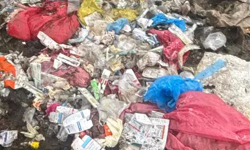 माजलगांव में सड़क किनारे बायो मेडिकल वेस्ट फेंकने से फैल रहा प्रदूषण माजलगांव में सड़क किनारे बायो मेडिकल वेस्ट फेंकने से फैल रहा प्रदूषण