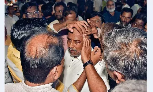 वाहन रोकने को लेकर पूर्व महापौर और सिपाही के बीच झड़प, जमकर हुआ हंगामा वाहन रोकने को लेकर पूर्व महापौर और सिपाही के बीच झड़प, जमकर हुआ हंगामा