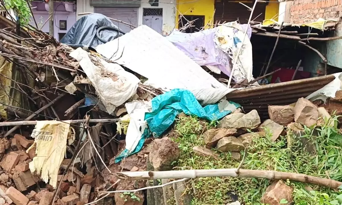 अचानक गिरी कच्चे मकान की दीवाल, बाल-बाल बचा गरीब परिवार अचानक गिरी कच्चे मकान की दीवाल, बाल-बाल बचा गरीब परिवार
