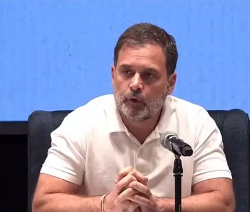 कांग्रेस सांसद राहुल गांधी और प्रियंका वाड्रा ने वायनाड से केंद्र सरकार पर साधा निशाना कांग्रेस सांसद राहुल गांधी और प्रियंका वाड्रा ने वायनाड से केंद्र सरकार पर साधा निशाना