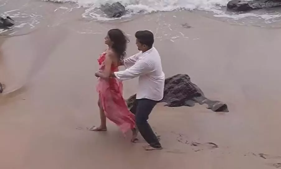 बीच पर प्री वेडिंग शूट चल रहा था, लेकिन फिर हुआ कुछ ऐसा कि सभी हो गए चिंतित! बीच पर प्री वेडिंग शूट चल रहा था, लेकिन फिर हुआ कुछ ऐसा कि सभी हो गए चिंतित!