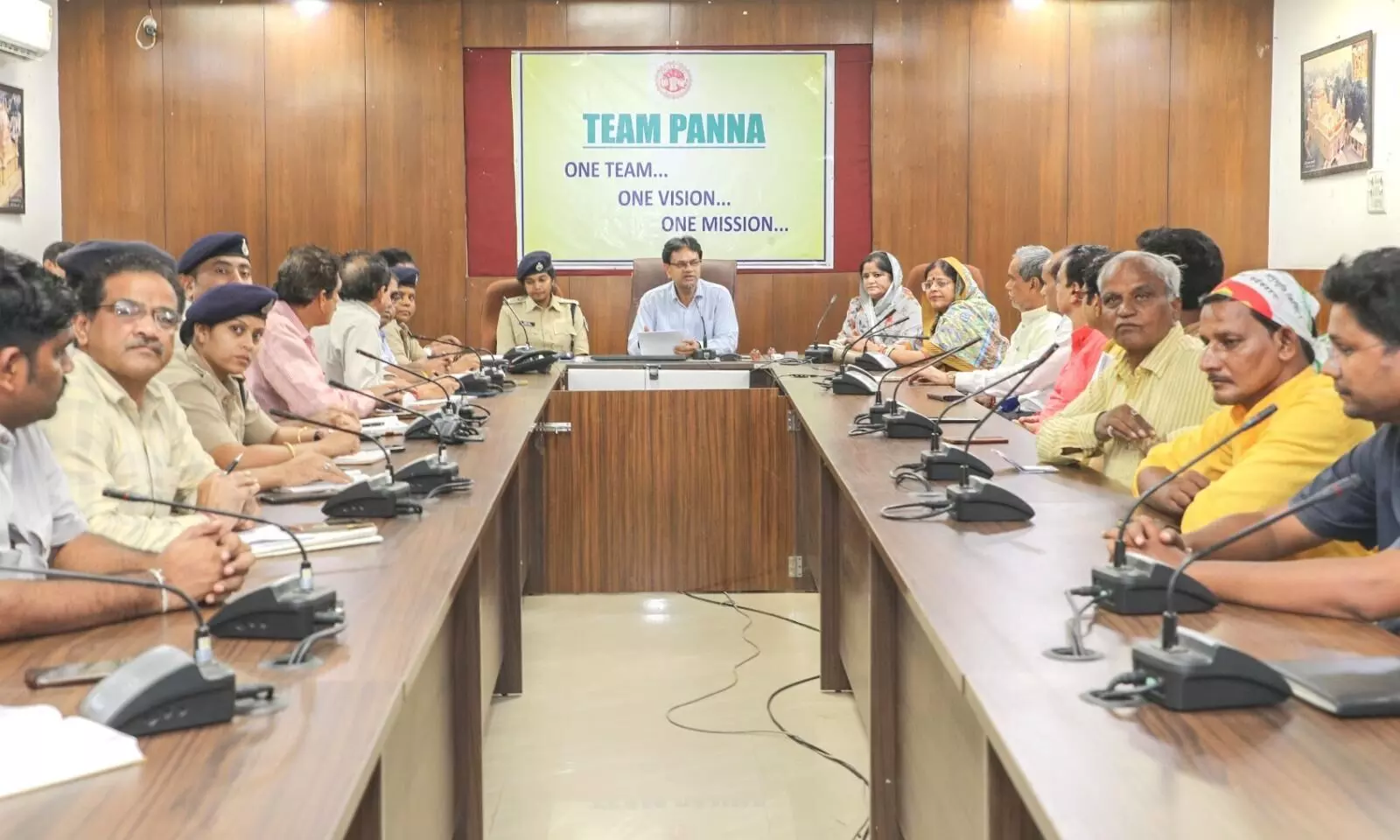 सौहाद्र्रपूर्ण माहौल में मनाएं सभी त्यौहार: कलेक्टर सौहाद्र्रपूर्ण माहौल में मनाएं सभी त्यौहार: कलेक्टर