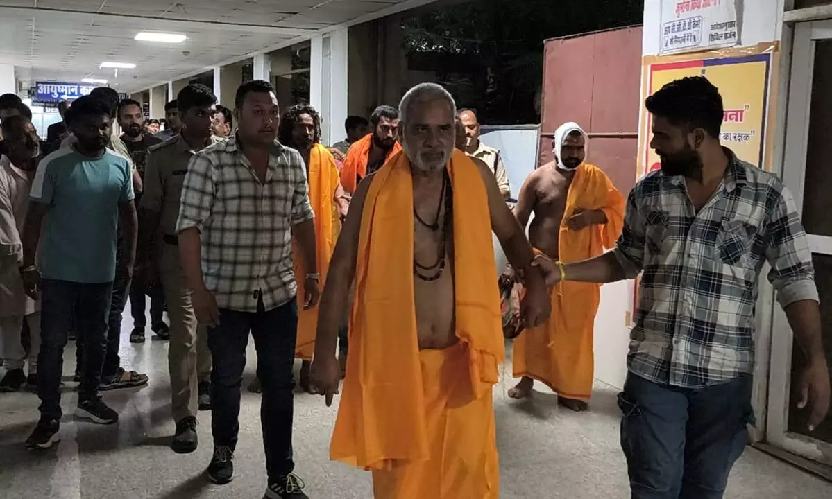 साधुओं से भरी बोलेरो कुएं में गिरी, तीन ने कूदकर बचाई जान, तीन के शव मिले, एक की तलाश जारी साधुओं से भरी बोलेरो कुएं में गिरी, तीन ने कूदकर बचाई जान, तीन के शव मिले, एक की तलाश जारी