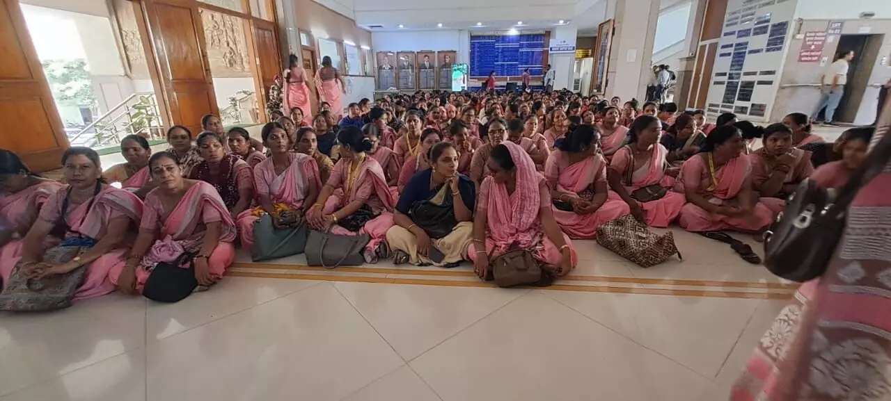 लंबित मांगों को लेकर आशावर्कर्स का मनपा मुख्यालय में प्रदर्शन लंबित मांगों को लेकर आशावर्कर्स का मनपा मुख्यालय में प्रदर्शन