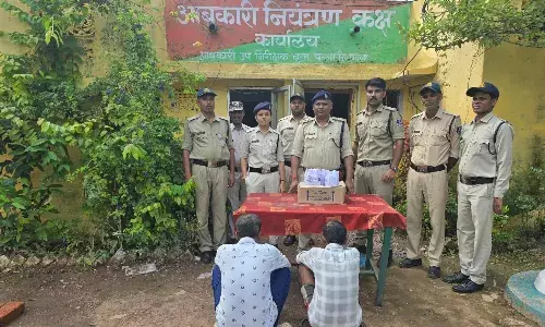 आबकारी पुलिस ने ११५ क्वार्टर अवैध शराब के साथ दो आरोपी गिए गिरफ्तार