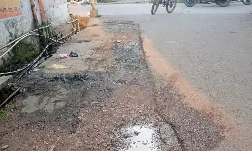 पन्ना शहर के धाम मोहल्ले में सड़क मार्ग जर्जर, आस्था के पथ पर गढ्ढों का ग्रहण