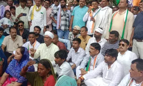 मां-बेटे की हत्या को लेकर जिला कांग्रेस ने किया थाना अजयगढ़ का घेराव, सौंपा ज्ञापन कहा दोषियों की जल्द हो गिरफ्तारी