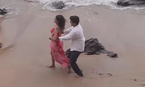 बीच पर प्री वेडिंग शूट चल रहा था, लेकिन फिर हुआ कुछ ऐसा कि सभी हो गए चिंतित!