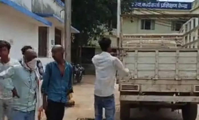 अजन्मे बच्चे सहित गर्भवती महिला की मौत, परिजनों ने चिकित्सकों पर लगाये लापरवाही के आरोप अजन्मे बच्चे सहित गर्भवती महिला की मौत, परिजनों ने चिकित्सकों पर लगाये लापरवाही के आरोप