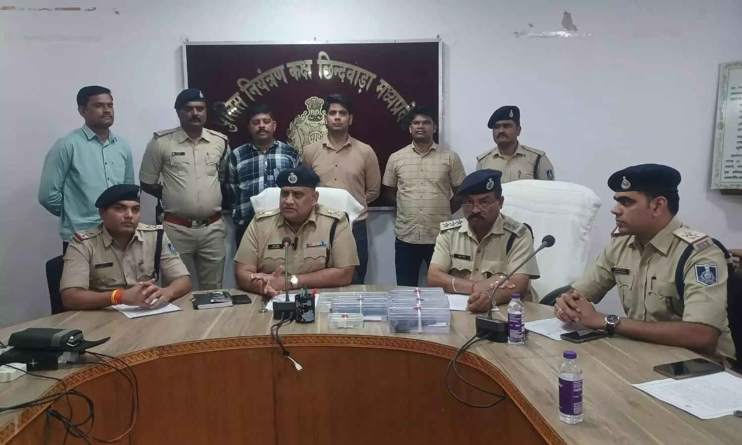 पुलिस के हत्थे चढ़े हथियार तस्कर, 4 पिस्टल, 35 कारतूस के साथ 3 आरोपी गिरफ्तार पुलिस के हत्थे चढ़े हथियार तस्कर, 4 पिस्टल, 35 कारतूस के साथ 3 आरोपी गिरफ्तार